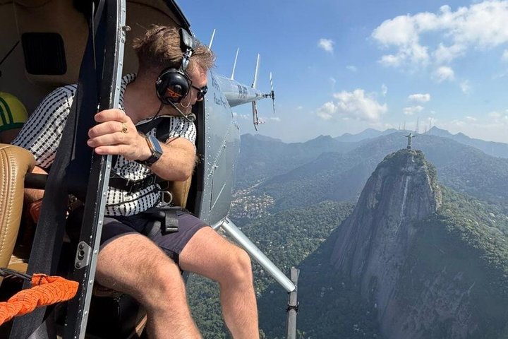 Pasajero en helicóptero con Cristo